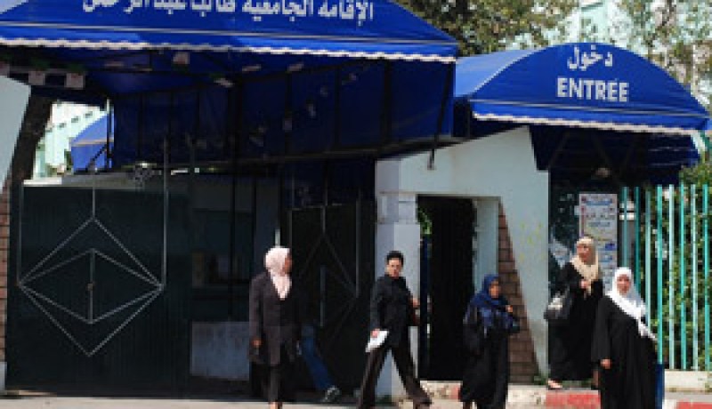 إطارات، أساتذة، ومثقفون يستغلون الإقامات الجامعية مأوى لهم ويتسللون ليلا ويحتالون على الحراس ويأخذون صفة الطلبة : “إننا حراقة … على الطريقة الجزائرية”