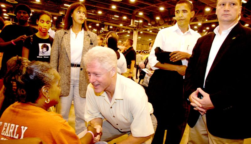 صورة قديمة لأوباما يحمل سترة بيل كلينتون تشعل موقع تويتر في أمريكا