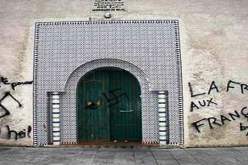 تدنيس مسجد‮ ''‬ديسين‮'' ‬بفرنسا وكتابة عبارات عنصرية ونازية على أبوابه وجدرانه