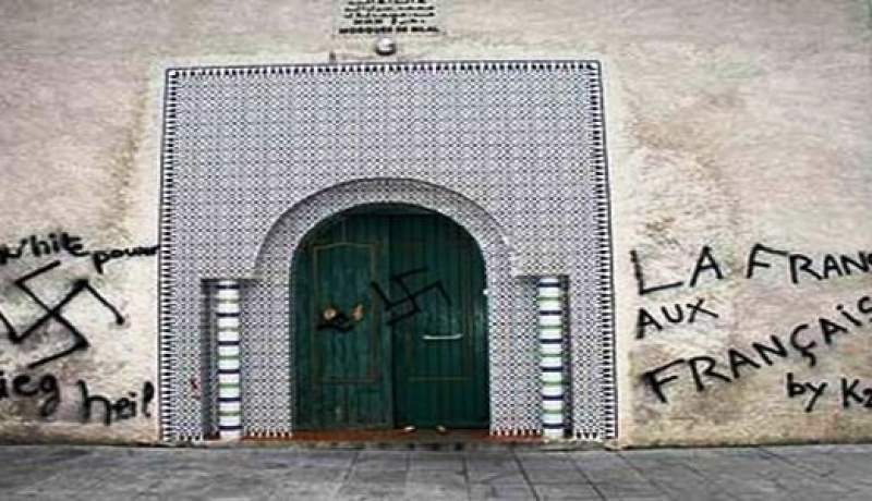 تدنيس مسجد‮ ''‬ديسين‮'' ‬بفرنسا وكتابة عبارات عنصرية ونازية على أبوابه وجدرانه