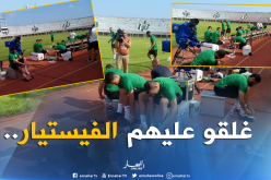 بالفيديو والصور.. لاعبو الخضر يضطرون لتغيير ملابسهم على أرضية الميدان في البنين