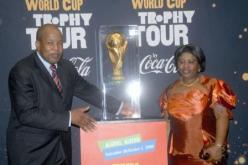 الجزائريون شاهدوا كأس العالم أمامهم لأول مرة واعتبروا قدومها فأل خير على “الخضر”