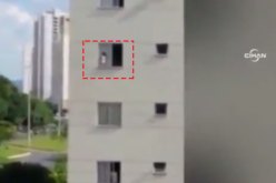 بالفيديو .. طفل يسير على حواف نافذة بالطابق الثالث