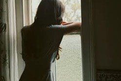 أقسمت  والدتي أن تذبحني وترمي بجثتي للكلاب المتشردة.. لو كلمت رجلا