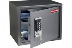 10 لصوص يسرقون خزنة أموال كاملة بعد أن تعذّر عليهم فتحها