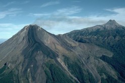البركان كوليما المكسيكي ينفث رماده بارتفاع أكثر من ثلاثة آلاف متر