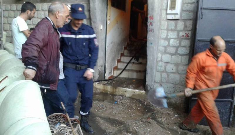 قـطـــرات مـن المـطــر تُـغـــرق مـديــنــــة الـقــل وتـفـــرض حـظـــرا للـتّـــجـــــوال في ســكـيــكـــــــــدة