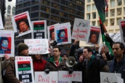 متظاهرون يدخلون قنصلية ليبيا في دبي ويحطمون صور القذافي