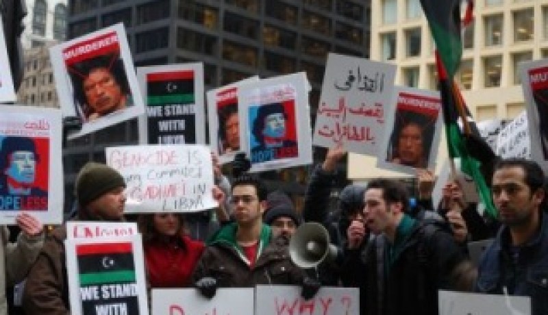متظاهرون يدخلون قنصلية ليبيا في دبي ويحطمون صور القذافي