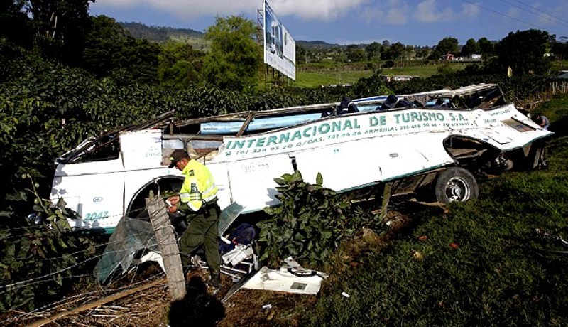 مقتل 26 في انقلاب حافلة بكولومبيا