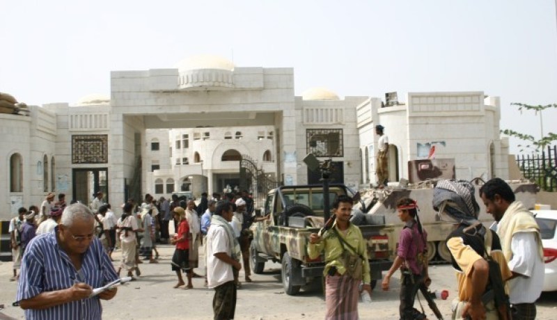 4 مصابين في اشتباكات بين الأمن ومسلحين باليمن