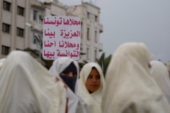 تونسيات يتظاهرن بـ”السفساري” ردا على عري “فيمين”