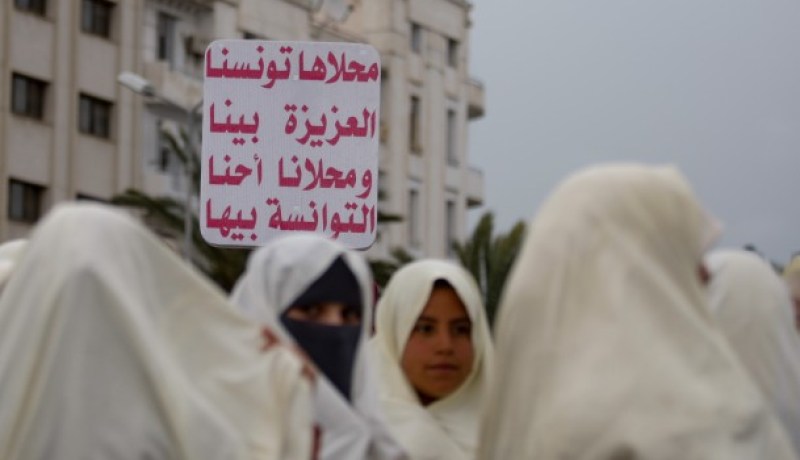 تونسيات يتظاهرن بـ”السفساري” ردا على عري “فيمين”