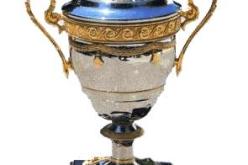 الفائز يتسلم كأسا جديدة