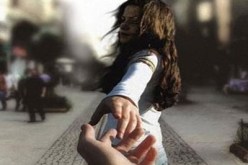 رغم أنها تعاملنا بتجاهل تام… اختارها لتشاركه الحياة والأحلام