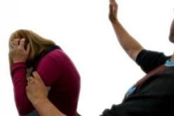 يحلق شعر زوجته ليحرمها من حضور الأعراس !