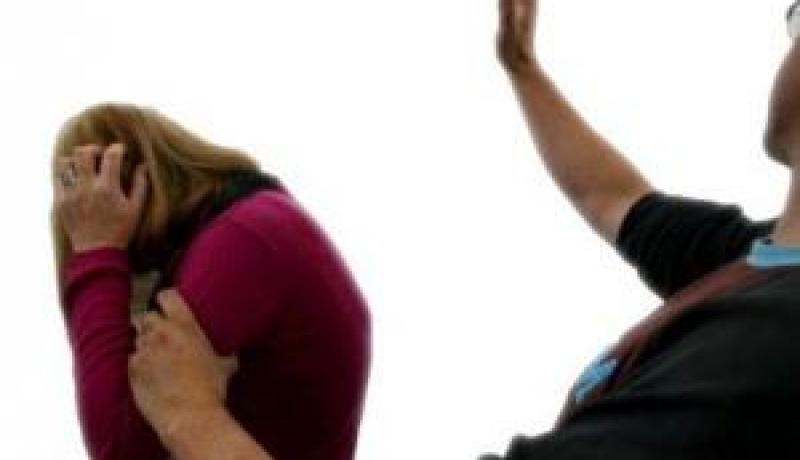 يحلق شعر زوجته ليحرمها من حضور الأعراس !