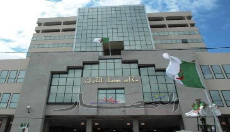 وقوف يقطع جسده بشفرة حلاقة داخل قاعة الجلسات بمجلس قضاء العاصمة