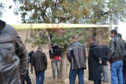 صورة جثة شاب عثر عليه معلقا في شجرة بعد طعنه من طرف مجهولين