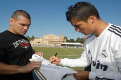 كريستيانو‮ ‬يتبرع بقمصانه للأطفال العرب