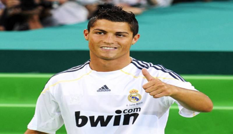 رونالدو يدرس عرض بيريز بتجديد عقده مدى الحياة مع ريال مدريد .