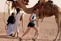 صورة عداء من 500 رياضي ومن عدة جنسيات شاركوا أمس في السباق الذي جرى بمخيمات اللاجئين الصحراويين