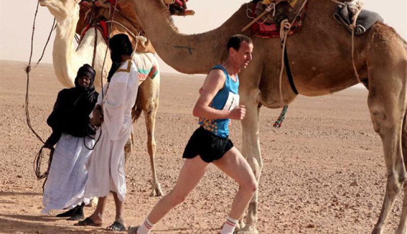 صورة عداء من 500 رياضي ومن عدة جنسيات شاركوا أمس في السباق الذي جرى بمخيمات اللاجئين الصحراويين