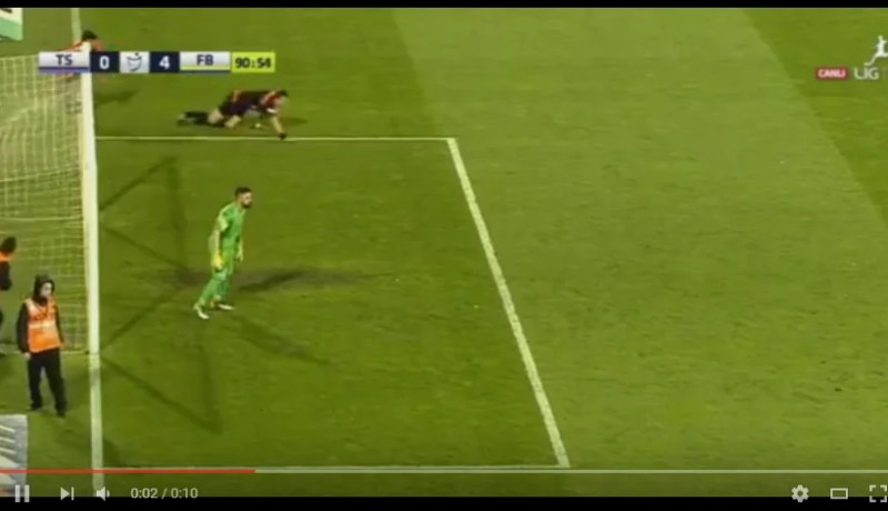 بالفيديو.. مناصر يشبع حكما بالضرب والركلات