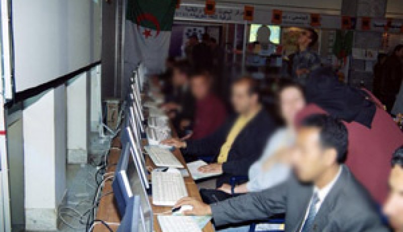 مقاهي الانترنت عين الدفلى.. شباب بين “الشات” والشتات