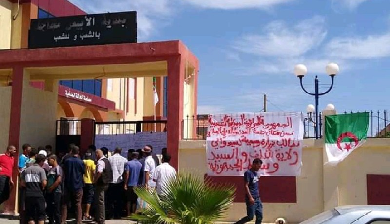 الشلف: أولاد سيدي علي بلجيلالي يواصلون إحتجاجهم للمطالبة بمشاريع فك العزلة بمجاجة