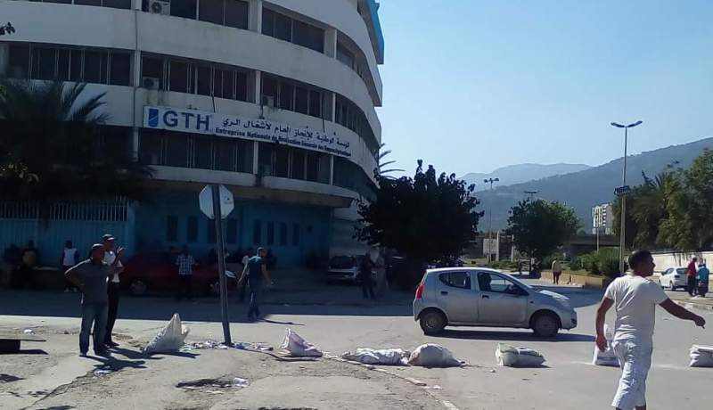 بالصور.. عمال المؤسسة الوطنية للإنجاز العام لأشغال الري بعنابة في وقفة احتجاجية