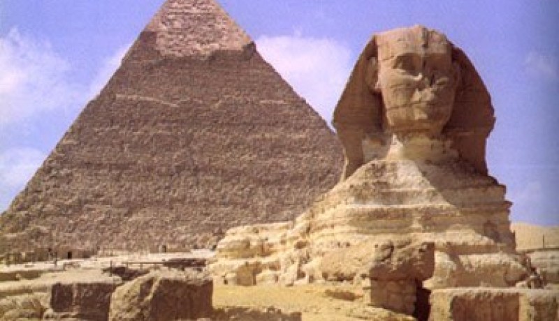 تظاهرة ومطالبة بابعاد مسؤول من وزارة الاثار في مصر