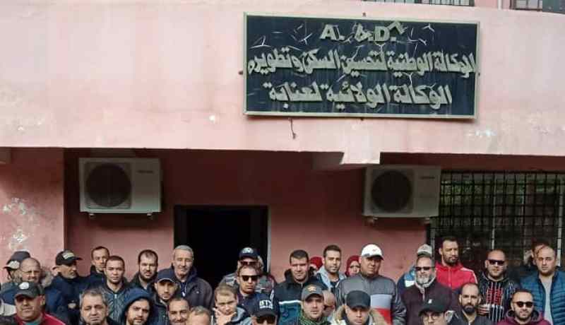 عنابة: مكتتبو عدل 2 في وقفة إحتجاجية أمام الوكالة الجهوية
