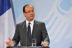 هولاند يقر بالقمع الدموي لمتظاهرين جزائريين في باريس في 1961