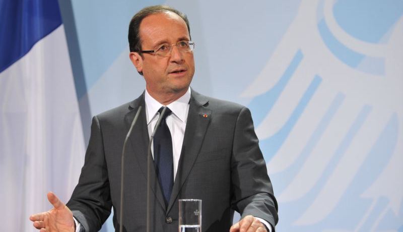 هولاند يقر بالقمع الدموي لمتظاهرين جزائريين في باريس في 1961