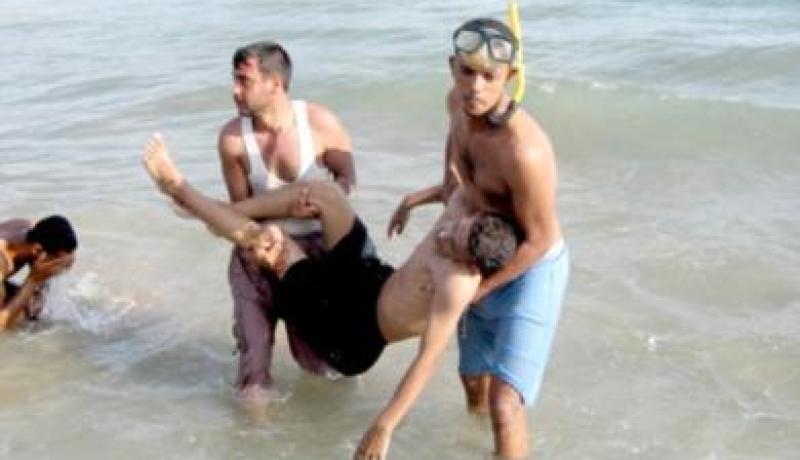 أنقدوا 3 شبان من الموت ثم انهالوا عليهم ضربا