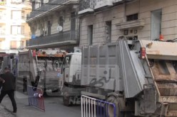 أصحاب شاحنات رفع القمامة الخواص يقطعون الطريق بوسط مدينة وهران