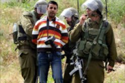 جنود إسرائيليون يضربون مصوريْن لرويترز