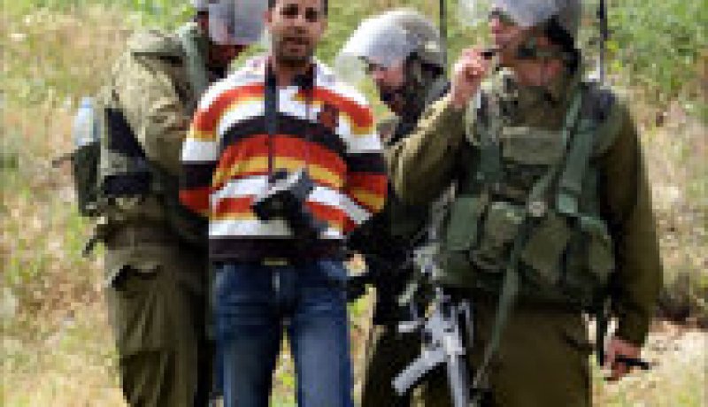 جنود إسرائيليون يضربون مصوريْن لرويترز