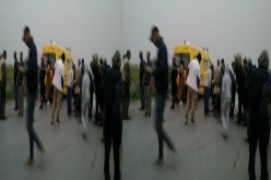 حافلة نقل المسافرين تدهس إمرأة وطفليها في معسكر واحتجاجات في المنطقة