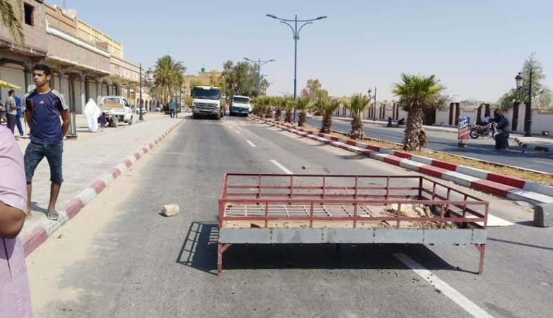 سكان تغزوت يغلقون الطريق بسبب أزمة العطش في الوادي