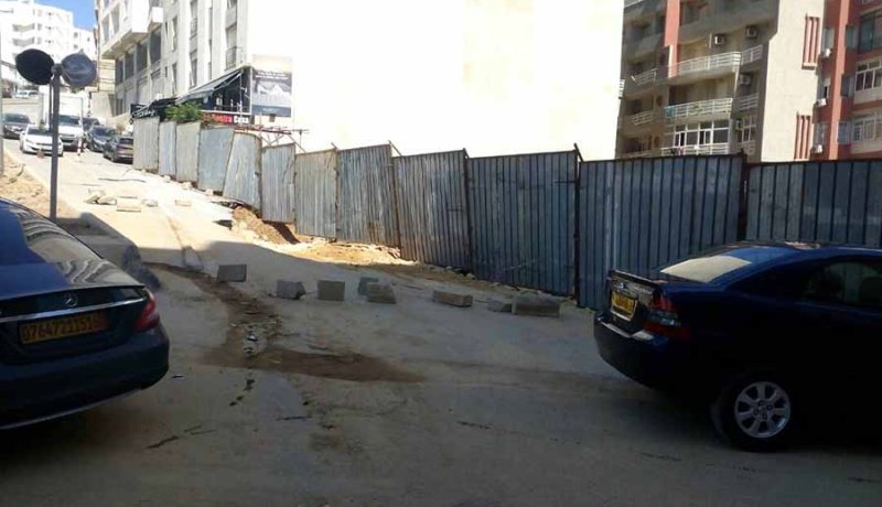 بناية من 6 طوابق تغلق الطريق في سعيد حمدين!