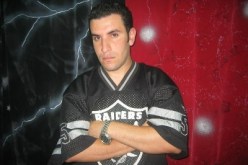 دادو فينومان‮ ‬يحوّل خطب القذافي‮ ‬إلى فيديو‮ ‬يصفه بالبهلوان والمزطول