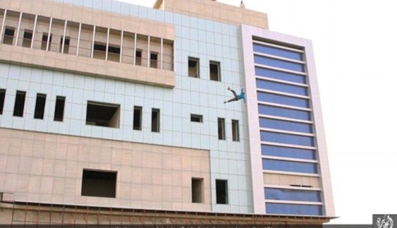 بالصور.. داعش يُلقي بسجين من أعلى مبنى لاتهامه باللواط