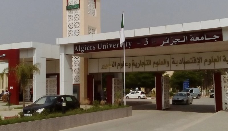 طلبة جامعة دالي إبراهيم يحتجون