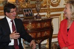 ‎‏ كلينتون تبحث مع داود أوغلو العلاقة المتوترة بين تركيا و إسرائيل