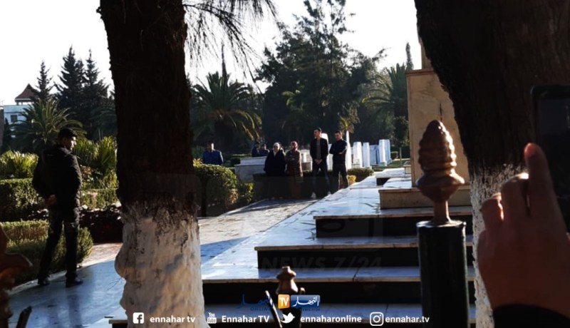 عائلة الفقيد الفريق قايد صالح في زيارة لقبره بالعالية