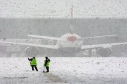 إلغاء نحو 400 رحلة من مطار هيثرو في لندن بسبب موجة البرد والصقيع