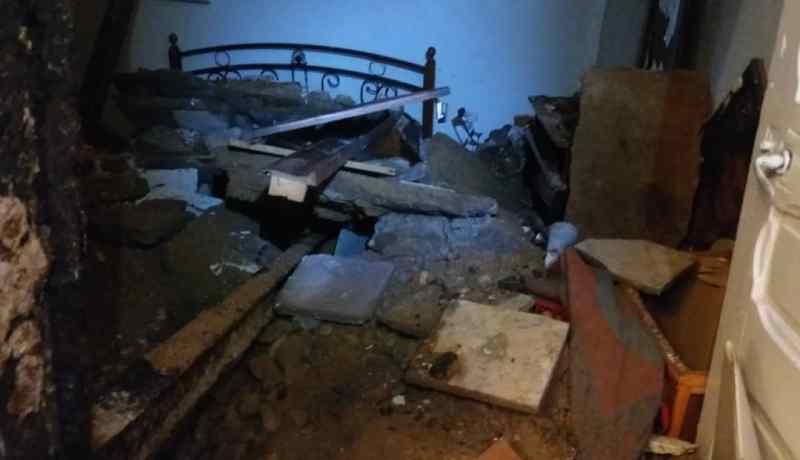 بالصور.. إنهيار مسكن بحي ڨمبيطة في وهران