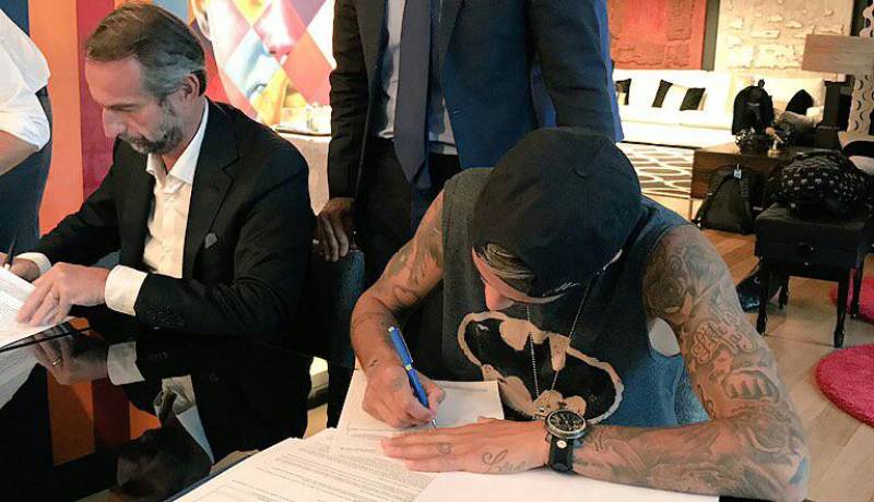 نيمار في البياسجي بأغلى صفقة في تاريخ كرة القدم